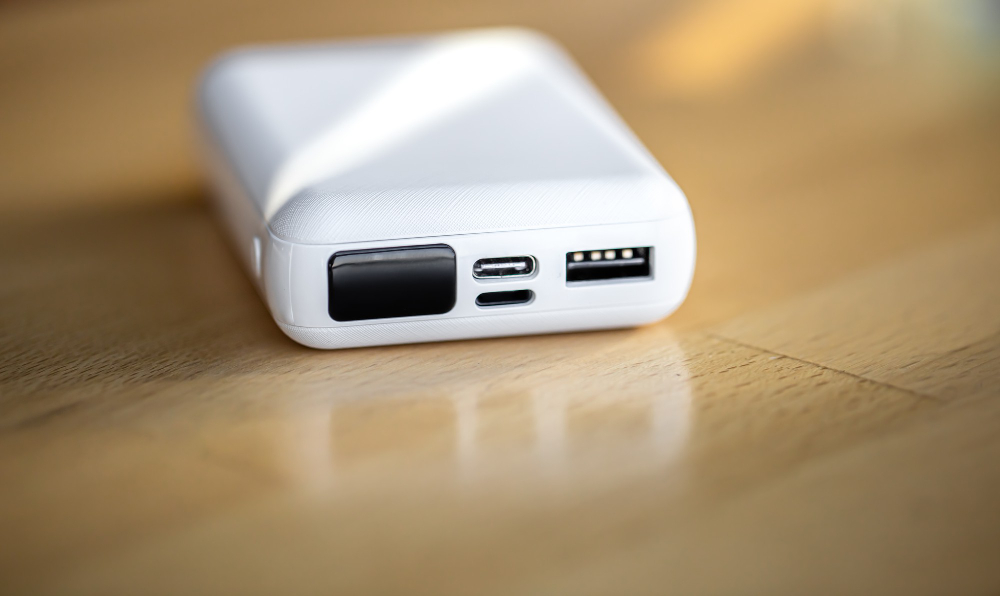 USB‑C docking station powering triple displays with charging